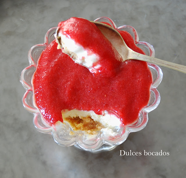 Cheesecake de fresa y ruibarbo en vasito - Dulces bocados