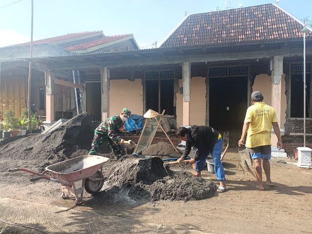 Melalui Karya Bakti, Koramil Gilirejo Bangun Drainase di Desa Gilirejo