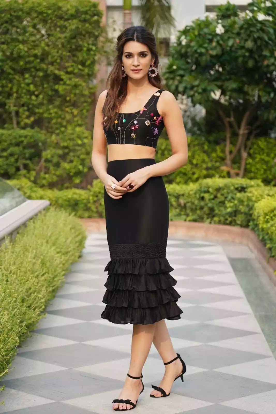 kriti-sanon-hot-looks-in-black-outfit kriti-sanon-hot-looks-in-black-outfit
