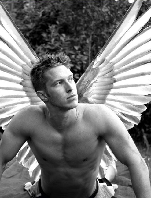 Angels men s. Мужчина с крыльями. Парень с крыльями. Ангел с крыльями мужчина. Чувак с крыльями.