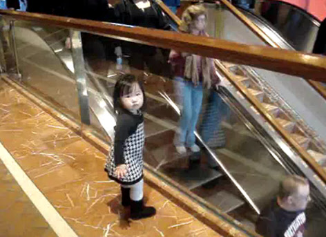 Video : とても微笑ましいバイバイ幼女のクロエちゃん ! !