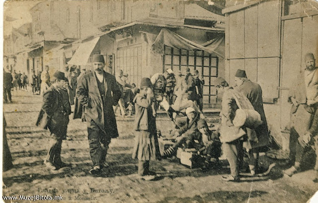 Источната страна на Широк Сокак во1912/13 година гледана кон запад.На десната страна до децата чистачи на чевли и носачите (хамали) е хотелот “Македонија.”кој денес не работи.