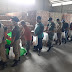 Peran Aktif Danramil 04/Jebres dan Babinsa Packing Sembako Gratis