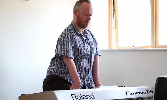 Homem com deficiência toca piano em adoração a Deus: “Ele é digno”