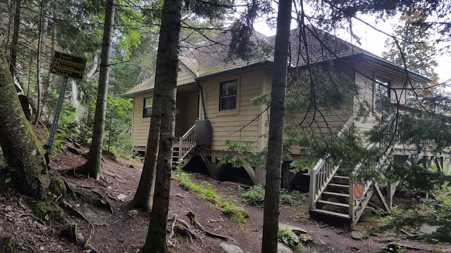 Refuge du Cap de la Boule Refuge du Cap de la Boule sur le sentier du Fjord