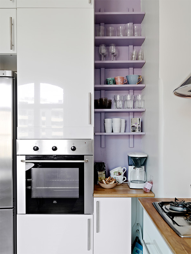 Decoração de cozinha em branco e lilás