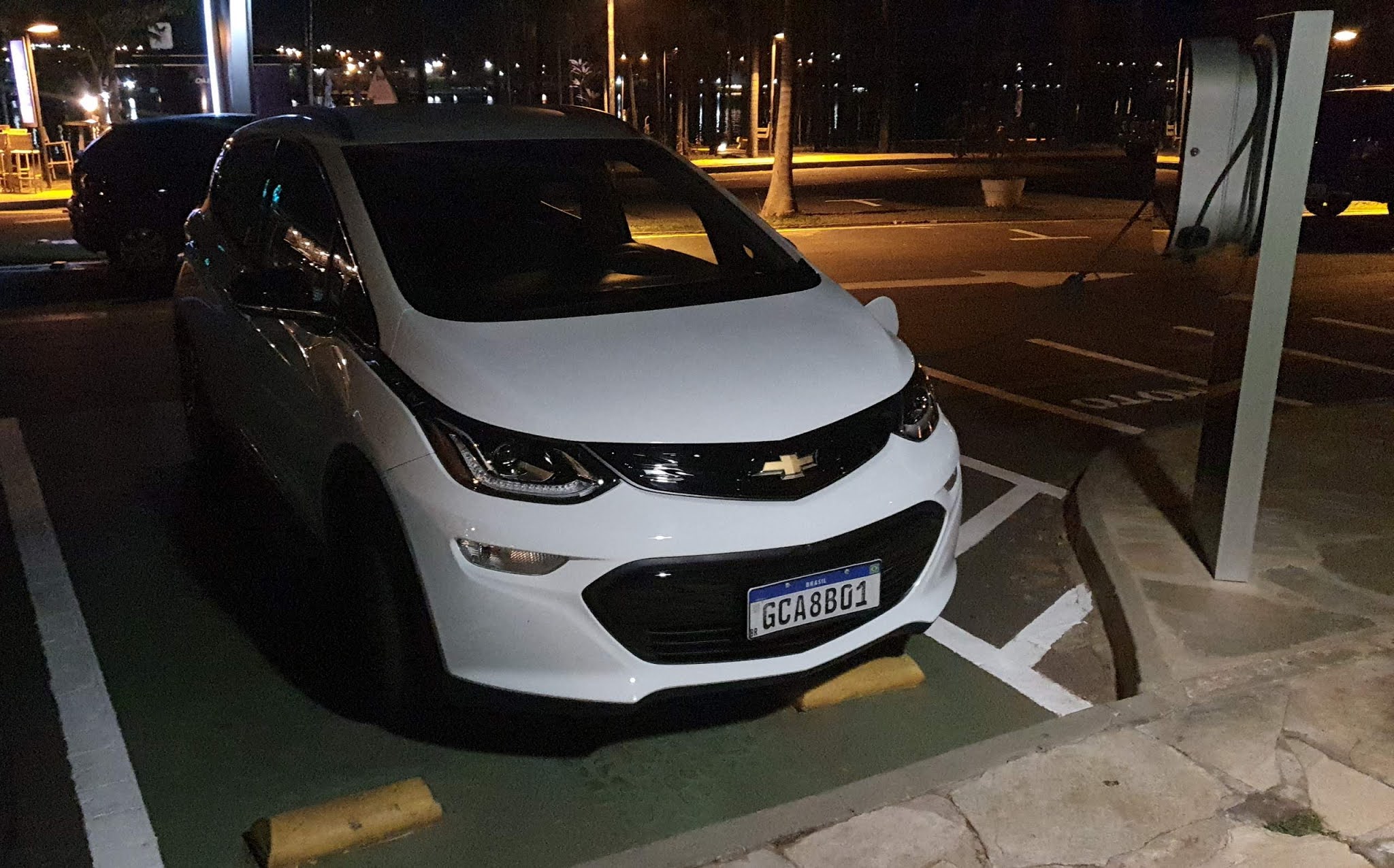 Chevrolet Bolt no carregador da Porsche no Pontão do Lago Sul