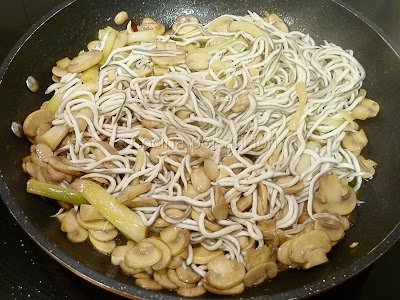 Champiñones al cava con ajos tiernos y gulas