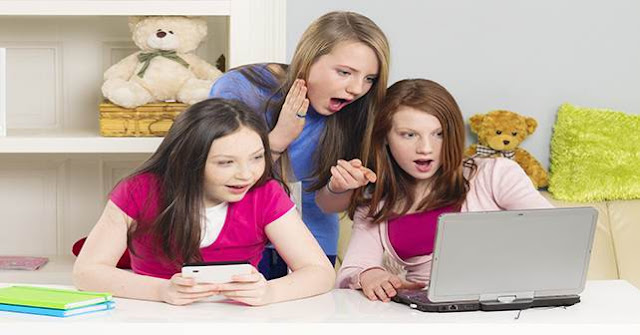 elizabeth Boni-children using the internet 