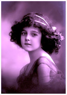 foto vintage de niña antigua en violeta