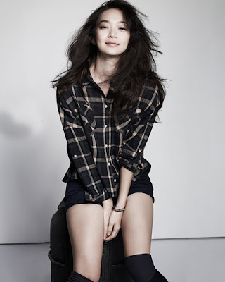 Shin Min Ah kaki jenjang dan hot manis 