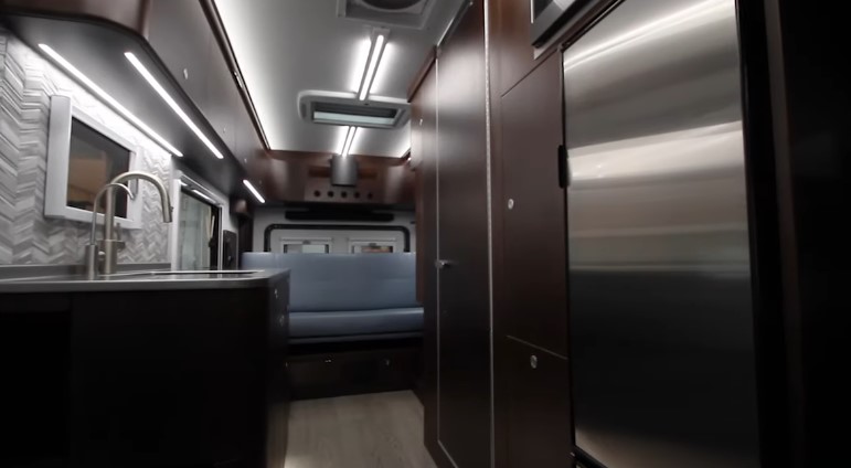 增加電動桌與天窗─Advanced RV 推出 B Box 2 露營車屋 | SanjiNoir 黑侍樂讀