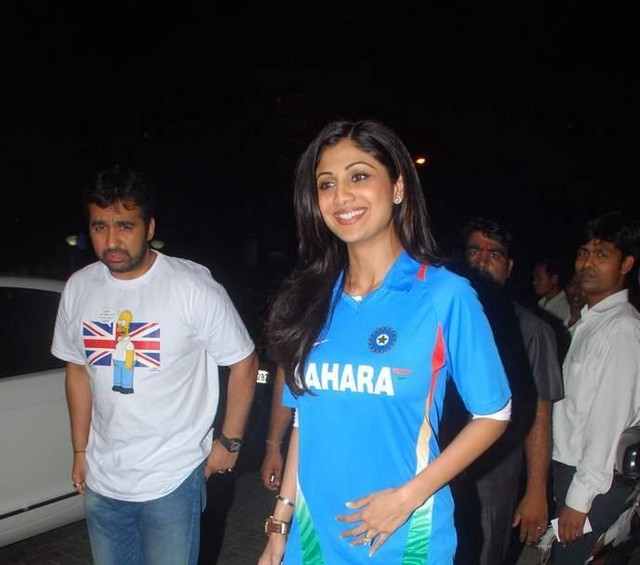 Photos  Bollywood Celebs Celebrates India Vs Sri Lanka World Cup Final  film pics
