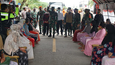 Panglima TNI Terjun Langsung Tinjau Banjir Kalsel dan Serahkan Bantuan Presiden Jokowi Serta 34 Perahu Karet
