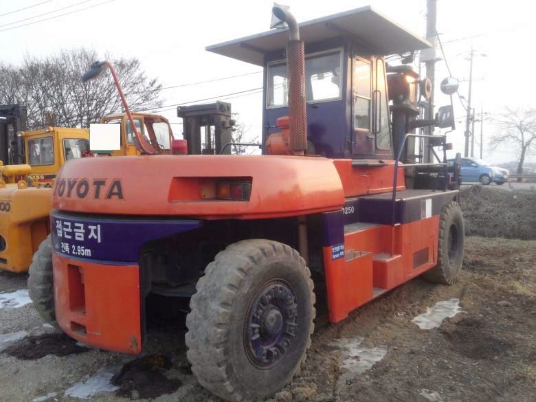 HEAVY EQUIPMENT ( CONSTRUCTION MACHINERIES) TOYOTA FOLK LIFTER 25 TON