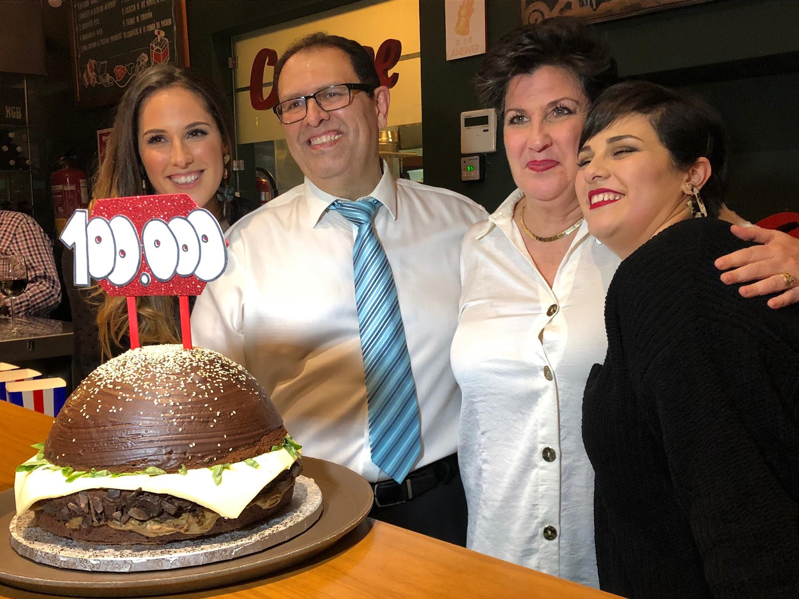 RESTAURANTE KGB MALAGA CELEBRA SUS 100.000 HAMBURGUESAS, PRESENTA EL LIBRO DE RECETAS "LOS CHEFS INVITADOS EN KGB - PRIMER AÑO 2017-2018" Y CELEBRAMOS LOS PREMIOS Y RECONOCIMIENTOS RECIBIDOS