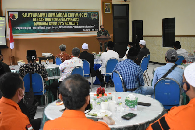 Silaturahmi Dengan Tokoh, Dandim 0815/Mojokerto Sosialisasikan Program TNI Mojokerto, - Bergandengan Tangan Membangun Negeri, Memperkokoh Persatuan dan Kesatuan menjadi tema utama dalam kegiatan Silaturahmi Komandan Kodim 0815 dengan Komponen Masyarakat di Wilayah Kodim 0815/Mojokerto TA. 2020, Selasa (16/06/2020). Kegiatan yang berlangsung di Aula Makodim 0815 Jalan Majapahit Nomor 1 Kota Mojokerto, dibuka langsung Dandim 0815/Mojokerto Letkol Inf Dwi Mawan Sutanto, SH., serta dihadiri perwakilan tokoh agama, tokoh masyarakat, tokoh pemuda dan pimpinan Ormas se-Mojokerto Raya. “Terjalinnya hubungan yang harmonis dengan segenap komponen masyarakat terutama tokoh agama dan pimpinan Ormas merupakan salah satu kunci dalam membangun pertahanan negara pada aspek darat sekaligus dalam menjaga keutuhan NKRI,” ungkap Letkol Inf Dwi Mawan Sutanto, SH., saat membuka acara. Terlebih di tengah Pandemi Covid-19, lanjut Dandim 0815, semua pihak harus bersinergi, bersatu, disiplin dan bergotongroyong dalam upaya pencegahan dan penanggulangannya, sehingga Covid-19 segera berakhir dan proses pembangunan di daerah dapat terus berlangsung secara berkesinambungan. Kita harus “Bergandengan Tangan Membangun Negeri, Memperkokoh Persatuan dan Kesatuan,” ucap Dandim 0815/Mojokerto Letkol Inf Dwi Mawan Sutanto, SH., yang juga pernah menjabat Danyon Raider Khusus 752/VCS Sorong Papua Barat, mengutip tema kegiatan. Dihadapan segenap tokoh dan pimpinan Ormas, Dandim 0815/Mojokerto menyampaikan program TNI dalam rangka pembinaan mental ideologi dan revitalisasi wawasan kebangsaan bagi generasi muda, diantaranya melalui program wawasan kebangsaan di kalangan dunia pendidikan dan umum, guna menanamkan dan menumbuhkembangkan semangat dan jiwa nasionalisme. Lebih lanjut, Alumni Akmil Angkatan 2000 Kecabangan Infantri ini menegaskan, tidak hanya program Wawasan kebangsaan, sejumlah program TNI dalam rangka pembinaan wilayah juga dilakukan program pembinaan teritorial dalam rangka membantu mewujudkan kesejahteraan masyarakat serta dalam penanggulangan bencana di daerah, meliputi komunikasi sosial, Bakti TNI, pembinaan ketahanan wilayah, program Rumah Tinggal Layak Huni, penanaman rumput vertifer (akar wangi) untuk penahan longsor, program ketahanan pangan serta kegiatan kemasyarakatan lainnya Masih lanjut Dandim 0815, dalam penanggulangan bencana non alam, bersama Tiga Pilar, TNI juga aktif dalam Satuan Gugus Tugas Percepatan Penanganan Covid-19 dan pembentukan Posko Tanggap Darurat Covid-19 di setiap desa/kelurahan, melalui sejumlah kegiatan seperti penerapan social distancing, patroli physical distancing di pusat keramaian dan ruang publik lainnya, melaksanakan rapid test dan sejumlah upaya lainnya guna percepatan penanganan Covid-19. Sebelum menutup acara, pria kelahiran Purbalingga Jawa Tengah ini, kembali menegaskan, forum silaturahmi ini, sebagai sarana sharing guna menyamakan persepsi terkait perkembangan situasi yang kian dinamis terlebih menjelang digelarnya pesta demokrasi di wilayah Kabupaten Mojokerto. “Partisipasi aktif dan sumbangsih segenap tokoh sangat diperlukan, bersama-sama dengan Tiga Pilar (TNI-Polri-Pemda) dalam mewujudkan kondusifitas wilayah,” pungkasnya. Masih dalam rangkaian acara silaturahmi, juga diisi dengan diskusi panel dan tanya jawab bersama tokoh agama dan pimpinan Ormas. Sementara Ketua MUI Kabupaten Mojokerto Drs. KH. A. Cholil Arphaphy, MM, yang hadir dalam acara tersebut, menyampaikan apresiasinya atas dilangsungkannya silaturahmi Dandim 0815 bersama Tokoh Agama dan Pimpinan Ormas. Selama ini MUI aktif mensosialisasikan program pemerintah ke masyarakat, termasuk dalam penanganan Covid-19, agar pelaksanaan ibadah senantiasa mengedepankan protokol kesehatan. MUI beserta jajarannya siap berpartisipasi aktif guna mewujudk situasi yang kondusif di Kabupaten Mojokerto. Hampir senada dengan Ketua MUI Kabupaten Mojokerto, Pimpinan FKUB Kabupaten Mojokerto yang juga Ketua Dewan Masjid Indonesia (DMI) Kabupaten Mojokerto, Drs. H. Nur Rohmat, MM., Ketua LDII Kabupaten Mojokerto, H. Johan Abdillah, SH dan tokoh lainnya, siap saling bergandengan tangan membangun negeri demi persatuan dan kesatuan bangsa, khususnya di wilayah Mojokerto. (Jayak)
