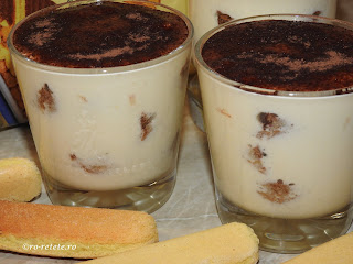 Tiramisu la pahar reteta rapida de casa cu piscoturi mascarpone oua zahar lapte si cacao retete culinare prajituri deserturi prajitura desert dulce italian,