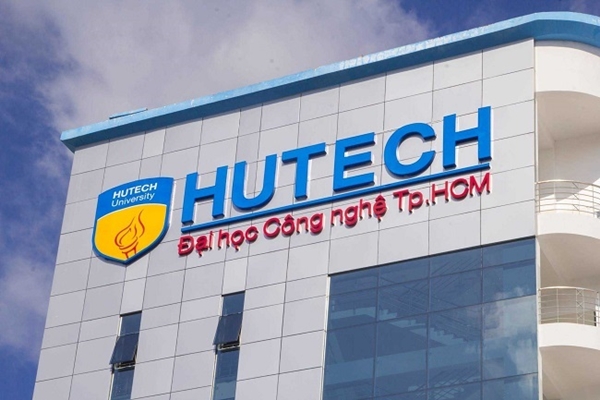 clip nóng mặc áo đồng phục HUTECH