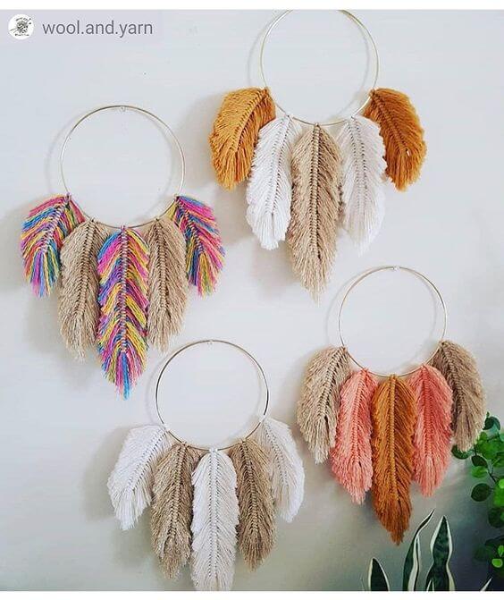 Decoração com penas em algodão cru Decoração com macramê