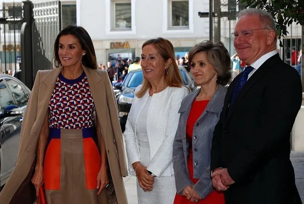 Queen Letizia wore HUGO BOSS Felisabeth Short sleeved sweater and MAGRIT shoes, she carried Angel Schlesser clutch bag