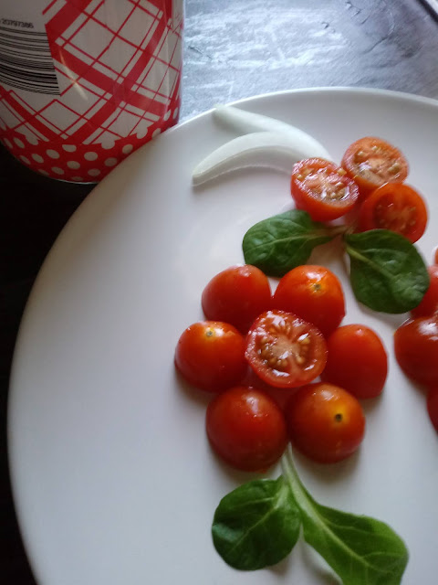 Bodegón de ensalada de tomates y cebolla