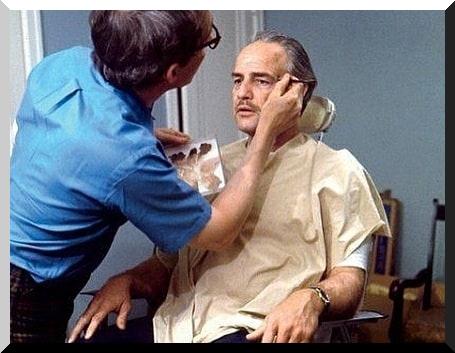 ديك سميث المكياج على مارلون براندو لأدائه في دور دون فيتو كورليوني في فيلم العراب (1972)