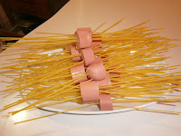 Espaguetis anudados (franfurt al aglio e olio)