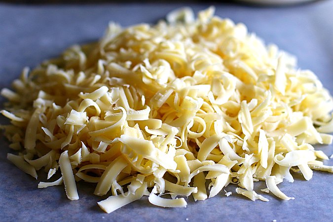 Grated Gruyère cheese