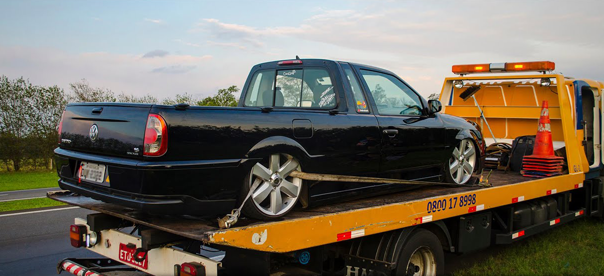 FOTOS: Carros rebaixados são guinchados e motoristas acabam