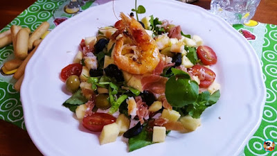 Ensalada con langostinos y berros