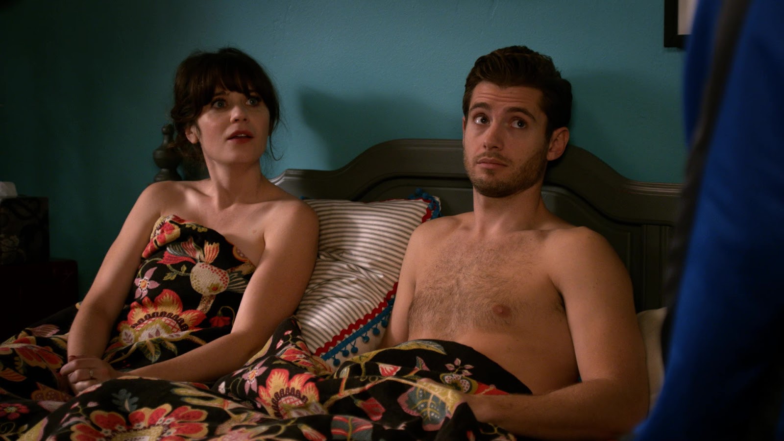 Julian Morris shirtless in New Girl 4-13 "Coming Out" .