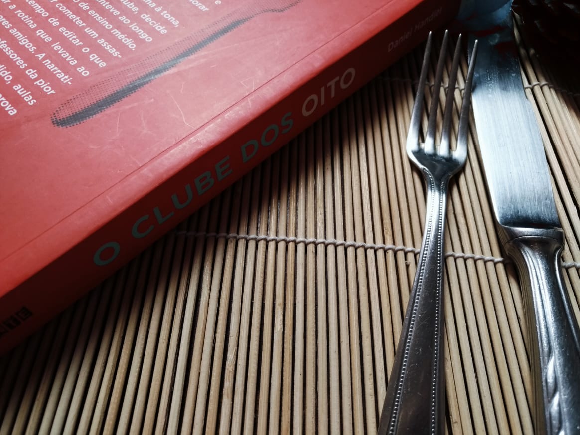 RESENHA DE LIVRO : O Clube dos Oito - Daniel Handler O Clube dos oito, do autor Daniel Handler ( mais conhecido por seu pseudônimo Lemony Snicket) foi publicado em 2018 pela Editora Seguinte, contem 400 paginas e a historia da jovem Flannery Culp e como ela se tornou uma assassina.