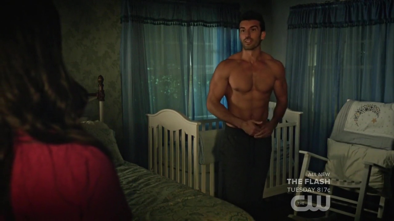 Justin Baldoni shirtless in Jane The Virgin 2-01 "Chapter Twenty-Three...