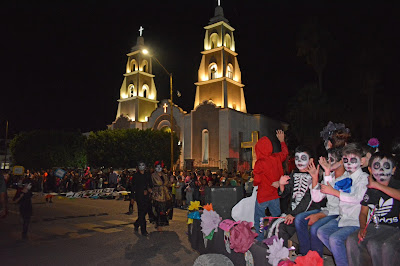 Huatabampeses disfrutan del tradicional desfile catrinas y día de muertos