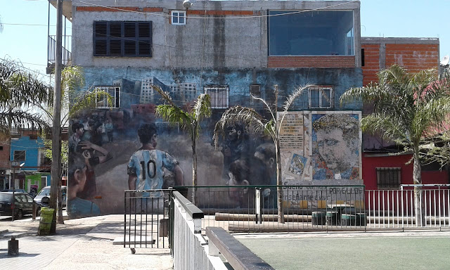 Imagen mural referida al jugador Carlos Tevez en honor a la cancha de fútbol de la villa 15