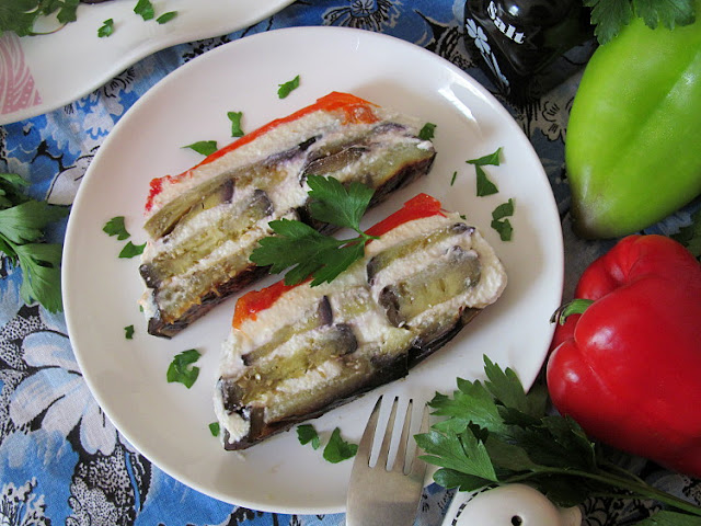 Закуска из баклажанов и красного перца с творогом