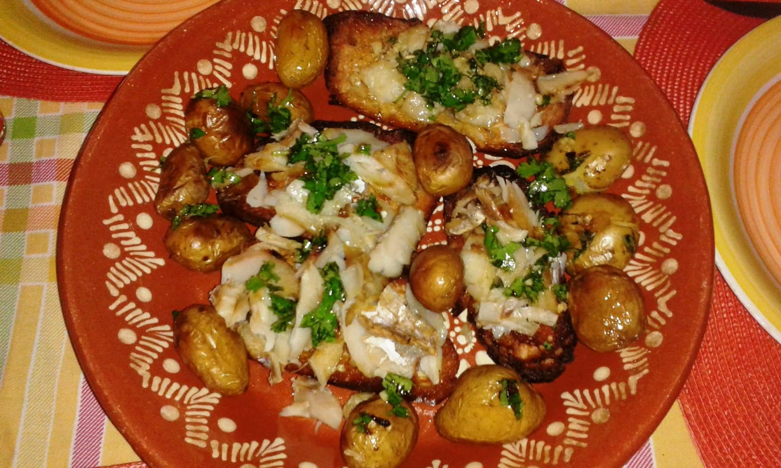 JOVENS DONAS DE CASA TORRICADO DE BACALHAU