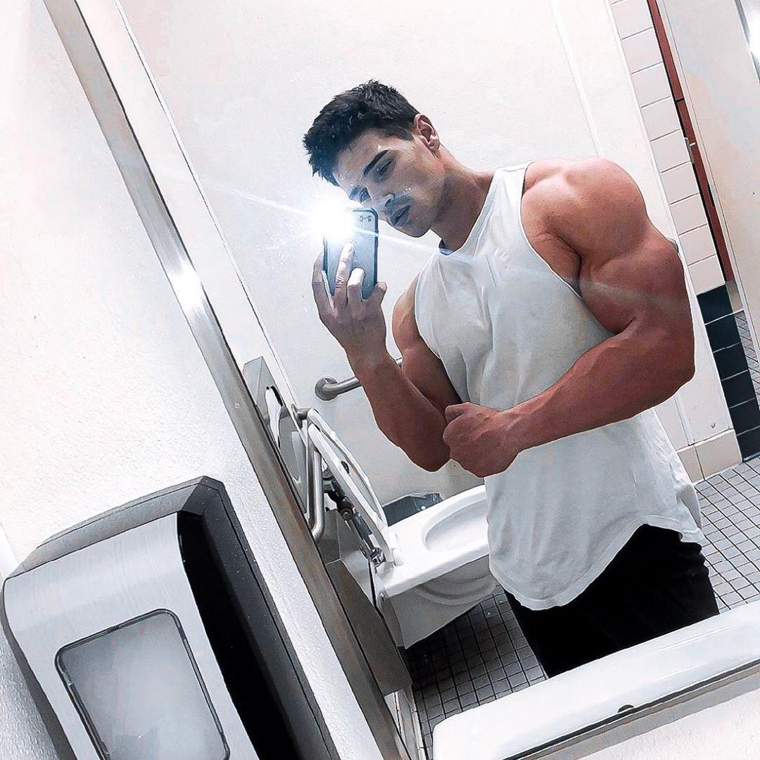 sexy-straight-naughty-dudes-malik-delgaty-biceps-flex-selfie