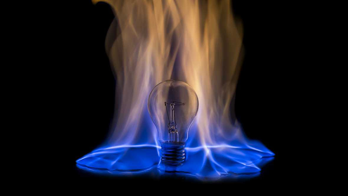 ламповый усилитель от лампобарона. перегоревшая лампочка. красивый огонь. звук горящей лампы. электричество лампочка.