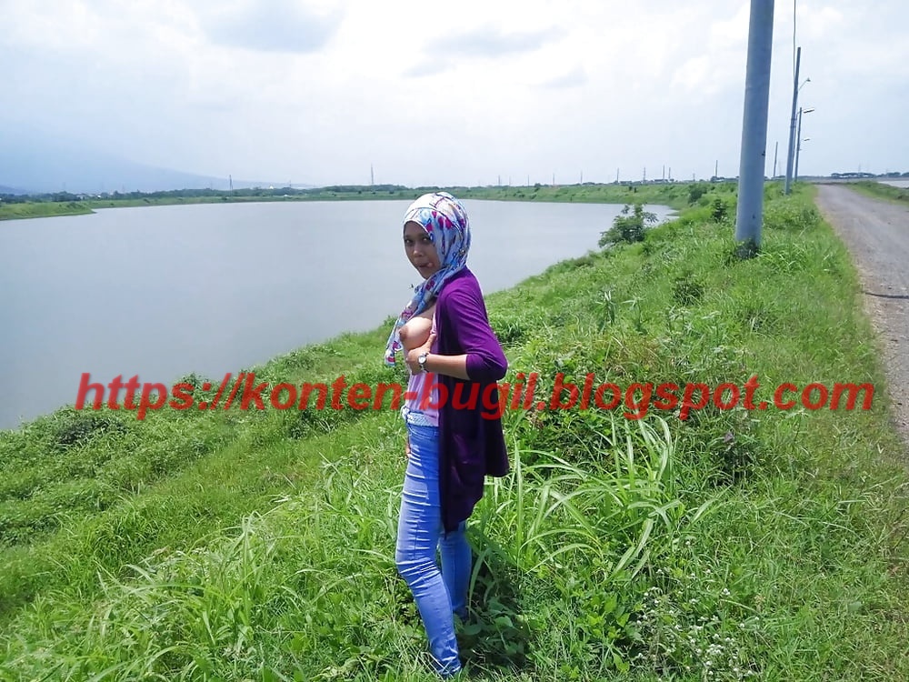 cewek jilbab bugil outdoor - Konten Bugil