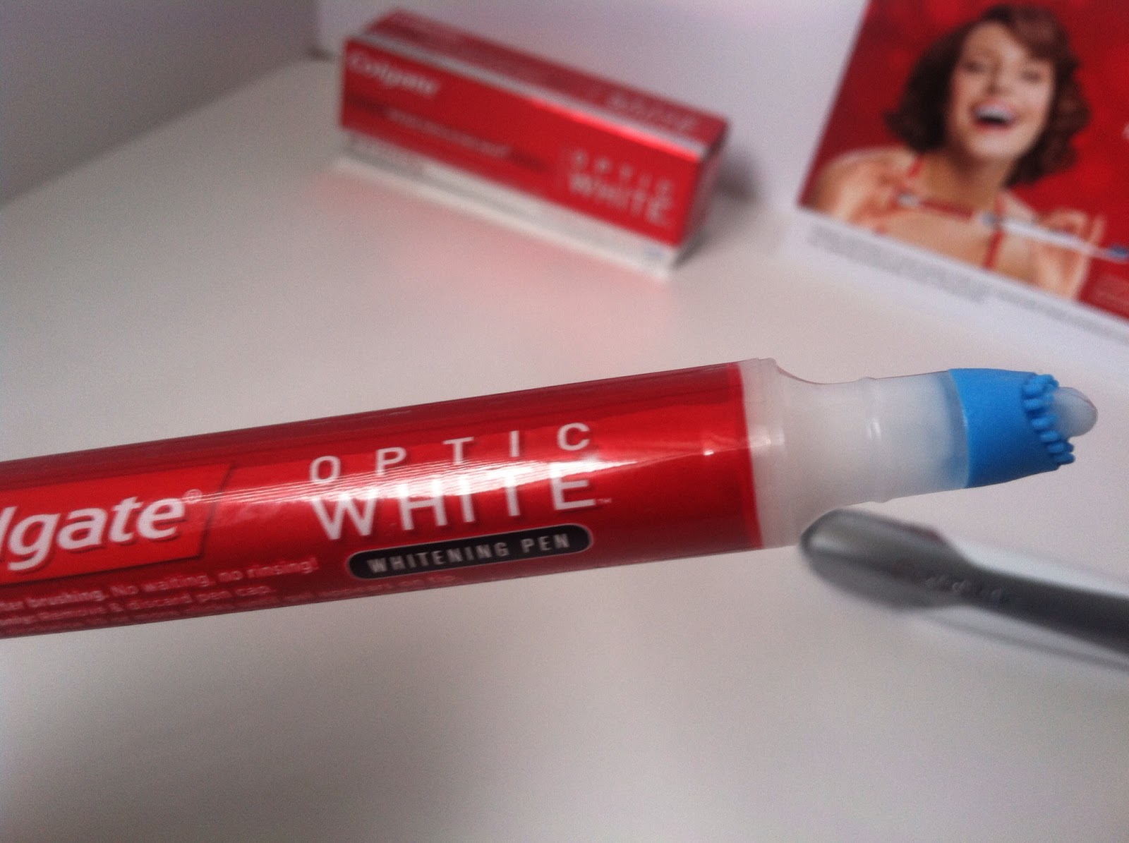 2 Cents of Ms.High Heels Colgate Optic White Toothbrush + BuiltIn