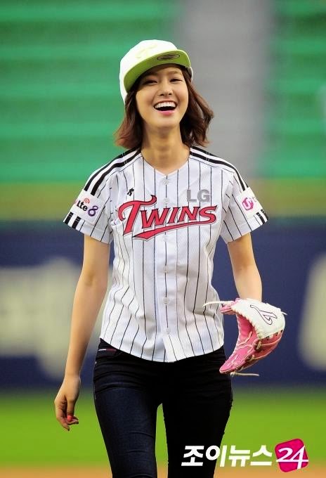 Jin Se Yeon LG Twins vs Lotte Giants Baseball Game First Pitch 25