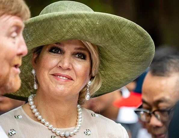 Queen Maxima wore a lace dress from Natan 2018 collection. Sultan of Yogyakarta in his palace Kraton Ngayogyakarta Hadiningrat