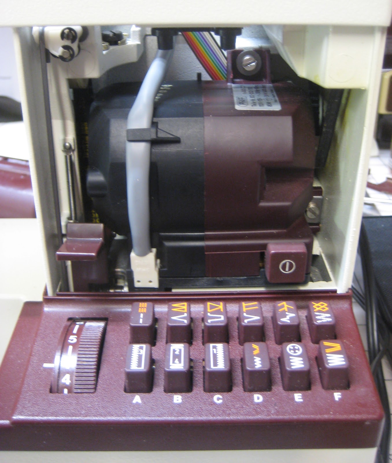 MI Vintage Sewing Machines Pfaff Tiptronic 1069 (1980's)