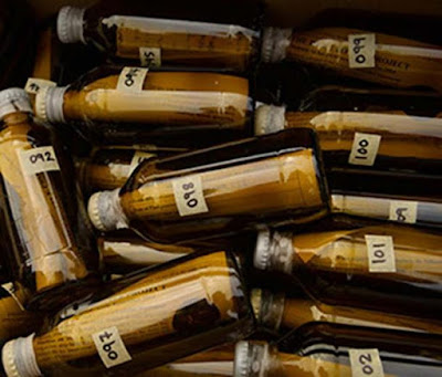 Писма в бутилка Handful-of-the-1000s-of-bottles