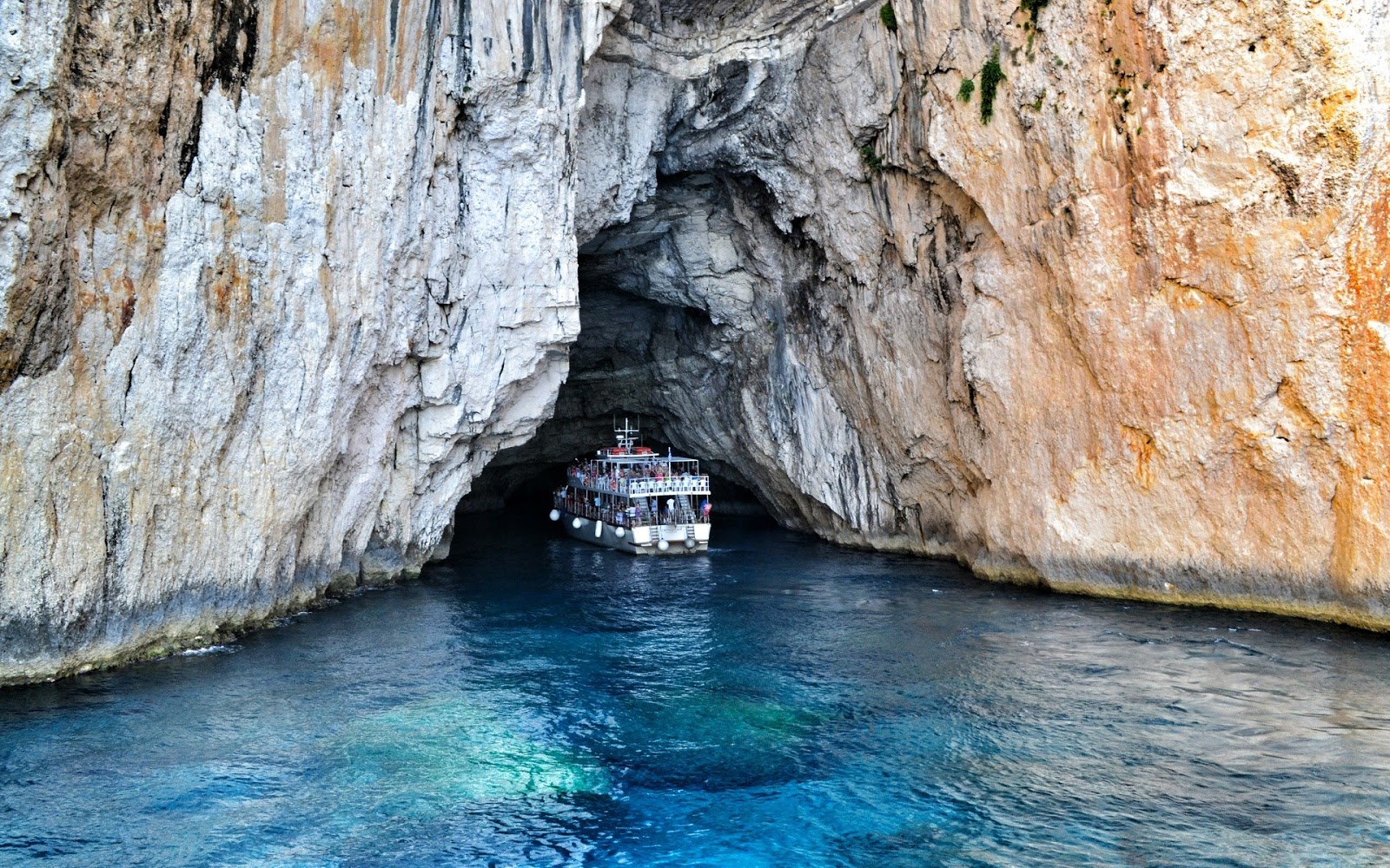 Голубая пещера турция. Голубой грот (Бишево). Голубой грот Хорватия. Голубой грот Черногория. Голубой грот на острове капри.