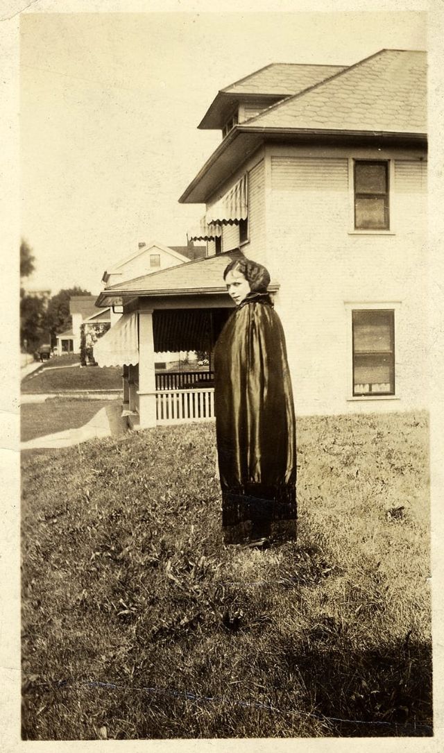 42 Vintage Snapshots of Freaky Halloween Costumes That Give You a ...