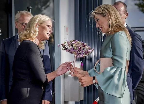 Honorary chair of the King Willem I foundation. Queen Maxima wore a silk-satin dress by Belgian fashion house Natan