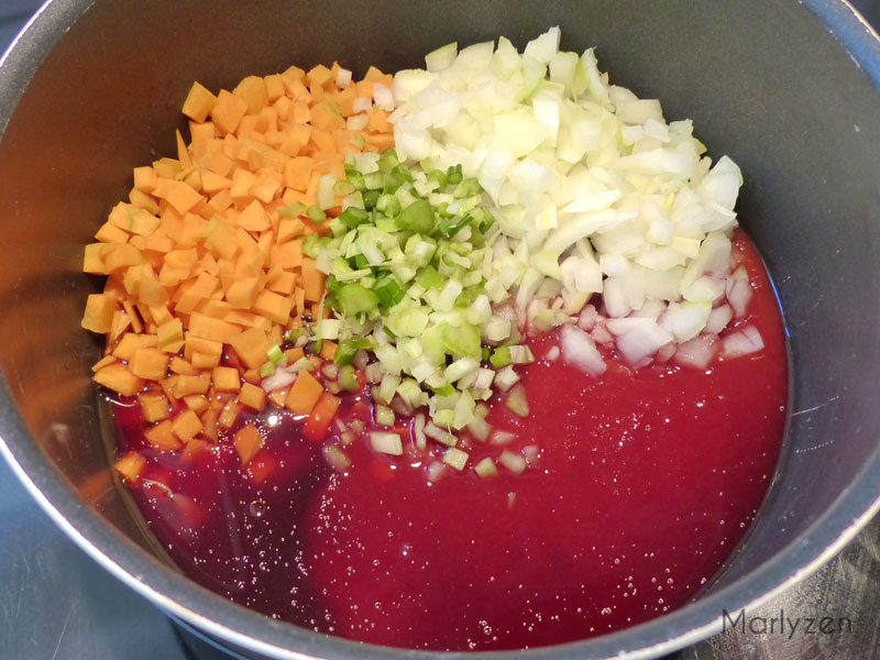 Faites revenir oignon, carotte, céleri, vin rouge et purée de tomates.